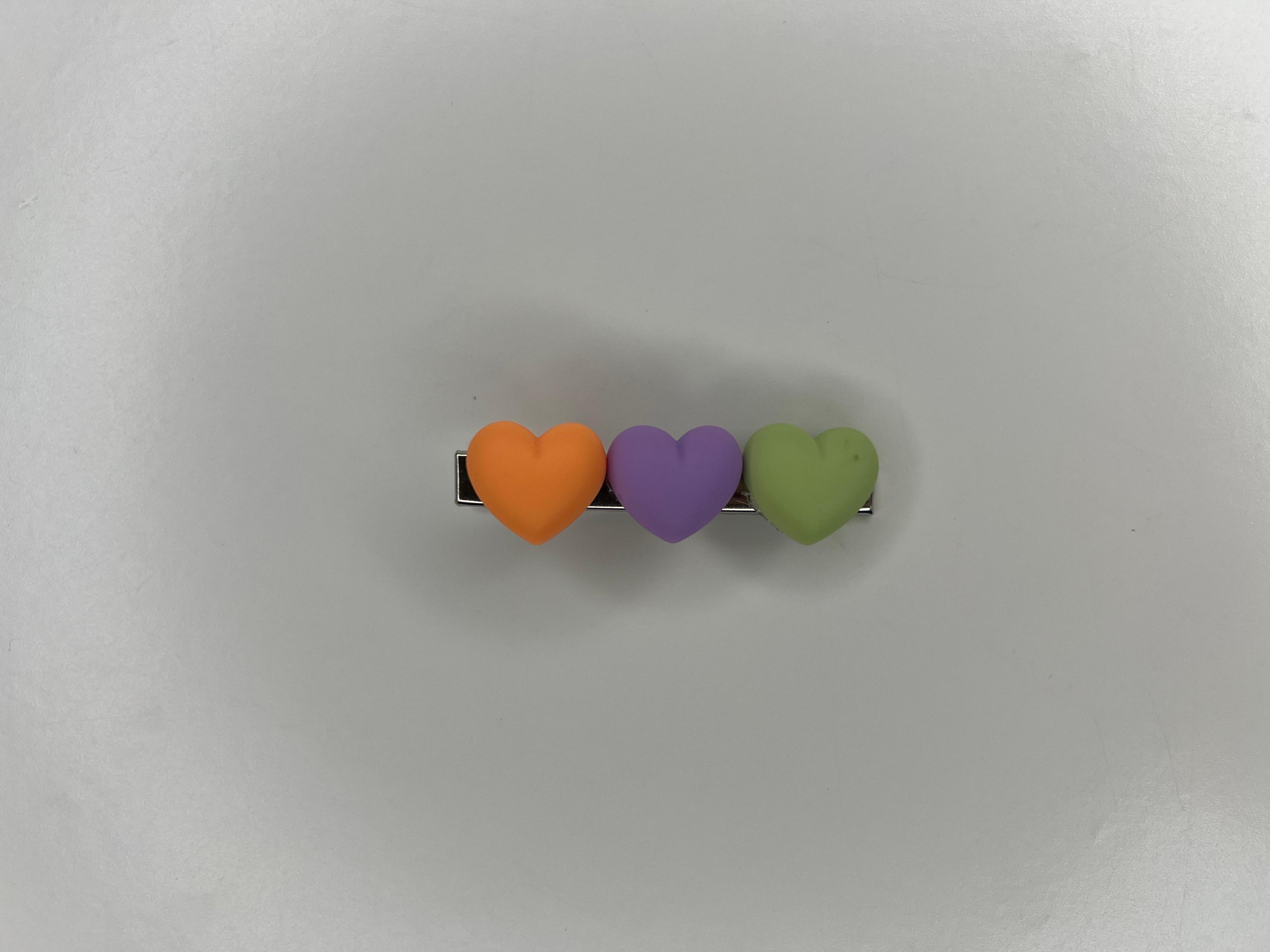 Agrafa cu inimioare colorate